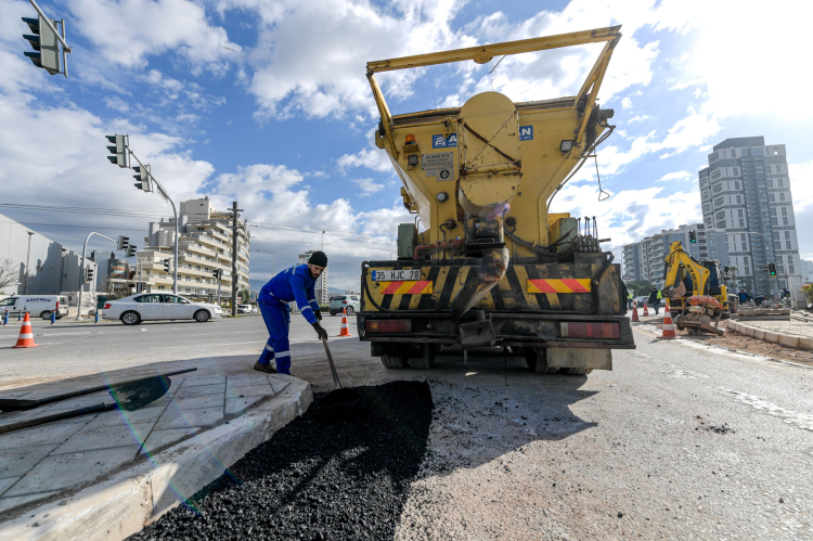 Kavşaklarda Yenilenen Düzenlemeyle Trafik Akışı Hızlanıyor: İzmir’de 3 Noktada Başlayan Genişletilmiş Şerit ve Dönüş Düzenlemeleri