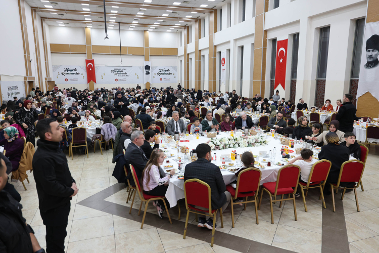 Keçiören’de İftar Sevinci: Başkan Özarslan ve Eşinden Ailelere Samimi Anlar