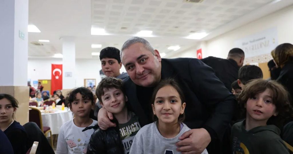 Keçiören’de İftar Sevinci: Başkan Özarslan ve Eşinden Ailelere Samimi Anlar