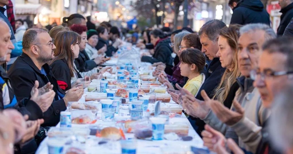 Kemeraltı’nda İftar: İzmir Bşb Başkanı Tugay’ınRamazan Mesajı ve Kültürel Ziyaret