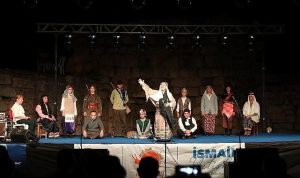 Perde Arkasında Buluşan Şehrin Sesleri: Seferihisar’da Tiyatro Rüzgarı