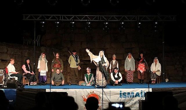 Perde Arkasında Buluşan Şehrin Sesleri: Seferihisar’da Tiyatro Rüzgarı