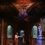 Tosca’nın Sisli Sahnesinde Umuda Yolculuk: İZDOB’nun Yeni Prodüksiyonuyla Parmağın Uğurunda Taşınan Sesler