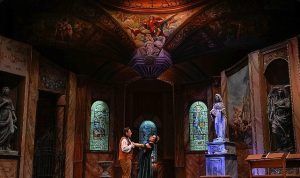 Tosca’nın Sisli Sahnesinde Umuda Yolculuk: İZDOB’nun Yeni Prodüksiyonuyla Parmağın Uğurunda Taşınan Sesler