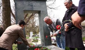 Ali Dinçer’in Anısına Yüreklere Dokunan Anlamlı Bir Gönül Buluşması: Mezarlıkta Başlayan Cumhuriyetin Yol Haritası