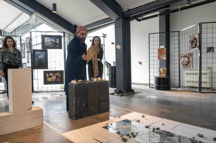 Antik Işıklar: Tarih, Hafıza ve Mekânın İç içe Geçtiği Bir Sergi Yolculuğu