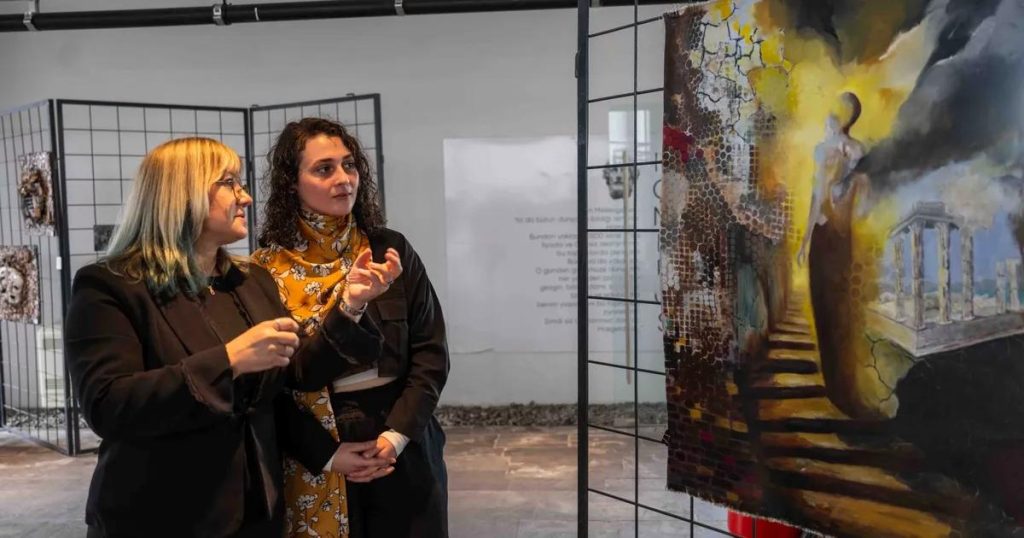 Antik Işıklar: Tarih, Hafıza ve Mekânın İç içe Geçtiği Bir Sergi Yolculuğu