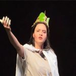 Aynı Işığın Altında: Gençlerin Sahneyle Dokunan Umudu ve Şehir Işığına Yansıyan Tiyatro Ahengi