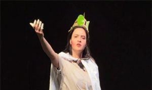 Aynı Işığın Altında: Gençlerin Sahneyle Dokunan Umudu ve Şehir Işığına Yansıyan Tiyatro Ahengi