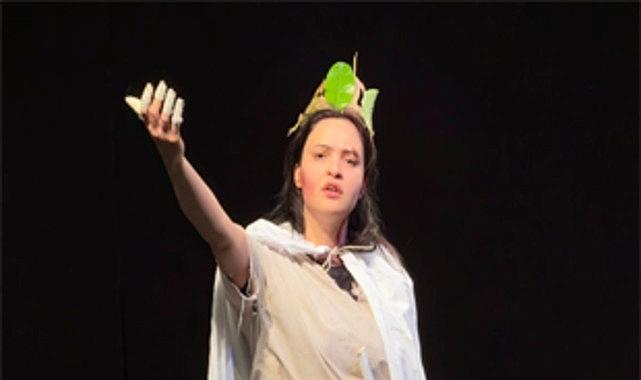 Aynı Işığın Altında: Gençlerin Sahneyle Dokunan Umudu ve Şehir Işığına Yansıyan Tiyatro Ahengi