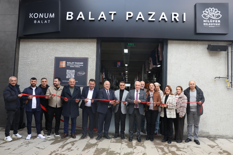Balat’ta Yeni Giyim Pazarıyla Esnaf ve Halk Bir Arada Yüzünü Güldürüyor