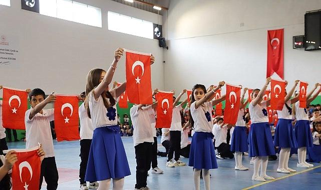 Bayındır’da 23 Nisan Coşkusu: Çocuklar Geleceğin Başkanları Oldu ve Anılar Şöleni Yaşandı
