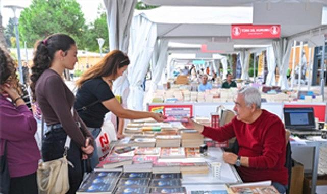 Bir Kentin Sözcükleriyle Işıyan Yolculuk: İzmir Kitap Fuarı’nda Edebiyatın Her Rengi Buluşuyor