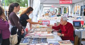 Bir Şehrin Kitap Havası: İzmir’in Işıldayan Diliyle İZKİTAP Fuarının Büyüsü
