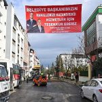 Bornova’da Yağmurun Ardından Yenilenen Sokaklar: Ömer Eşki’nin Sahada Hızlı Çalışmasıyla Desenli Asfalt Başladı