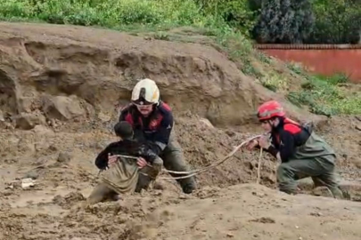 Çamurla Kaplı Tarlada Müthiş Kurtarma: Çocuklar Sağ Salim Çıkarıldı