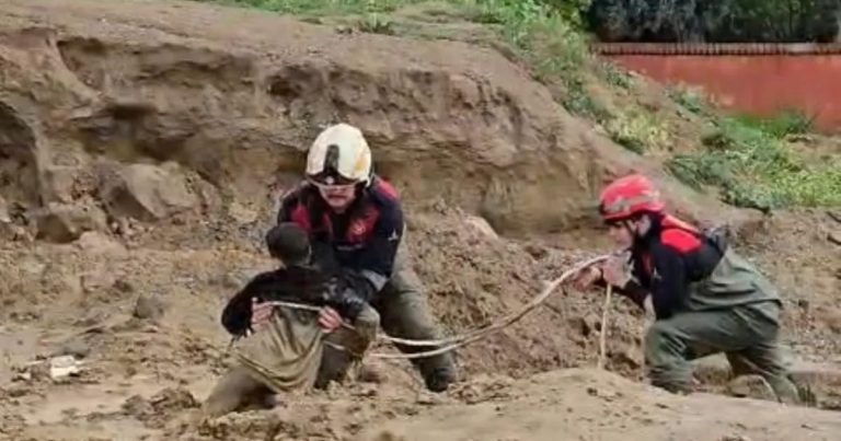 Çamurla Kaplı Tarlada Müthiş Kurtarma: Çocuklar Sağ Salim Çıkarıldı