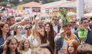 Çeşme’nin Nefesi: Otların Renkli Dansı ve Şeflerin Sınır Tanımayan Buluşması