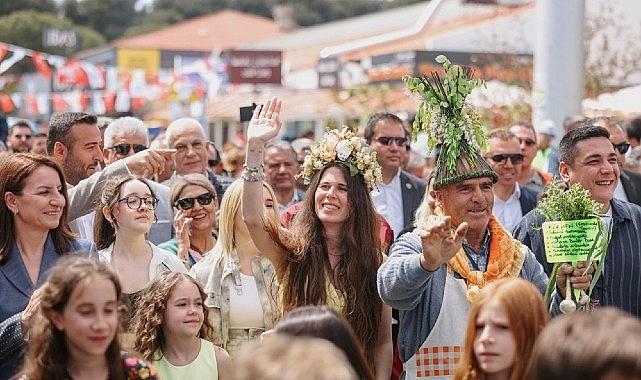 Çeşme’nin Nefesi: Otların Renkli Dansı ve Şeflerin Sınır Tanımayan Buluşması