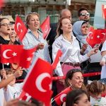 Çocukların Şenlik Dalgaları: Konak Meydanı’nda Umuttan Müzik ve Oyun Fırtınası