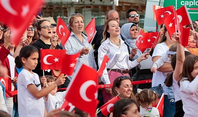 Çocukların Şenlik Dalgaları: Konak Meydanı’nda Umuttan Müzik ve Oyun Fırtınası