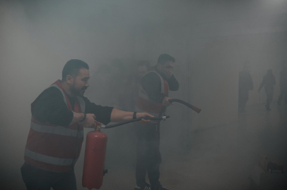 Çök-Kapan-Tutun ile Güvenli Adımlar: İzmir’de Deprem ve Yangın Tatbikatında Ekiplerin Mükemmelliği