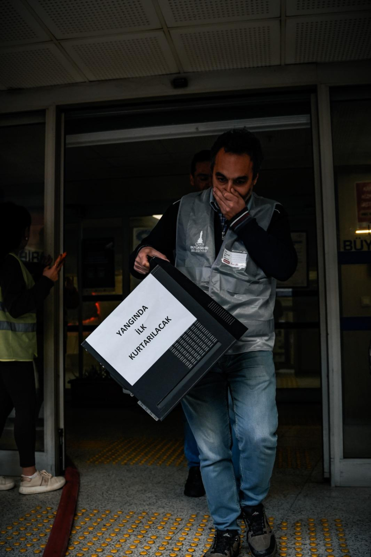 Çök-Kapan-Tutun ile Güvenli Adımlar: İzmir’de Deprem ve Yangın Tatbikatında Ekiplerin Mükemmelliği