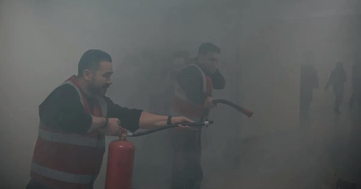 Çök-Kapan-Tutun ile Güvenli Adımlar: İzmir’de Deprem ve Yangın Tatbikatında Ekiplerin Mükemmelliği