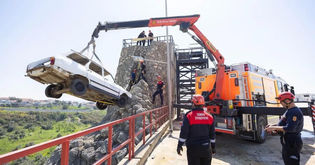 Gecenin Dumanında Kahramanlık: Head Fire Project ile İzmir’in İtfaiyecileri Zirveye Doğru Koşuyor