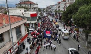 Geleceğin Işığı: 23 Nisan’da Buca’da Umutla Yol Alan Çocuklar ve Şenlik Dalgaları