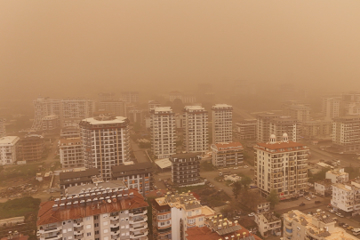 Gökleri Öfke Gürültüsü: Türkiye'de Sağanaklar ve Çöl Tozu Fırtınasıyla Gelen Gündem