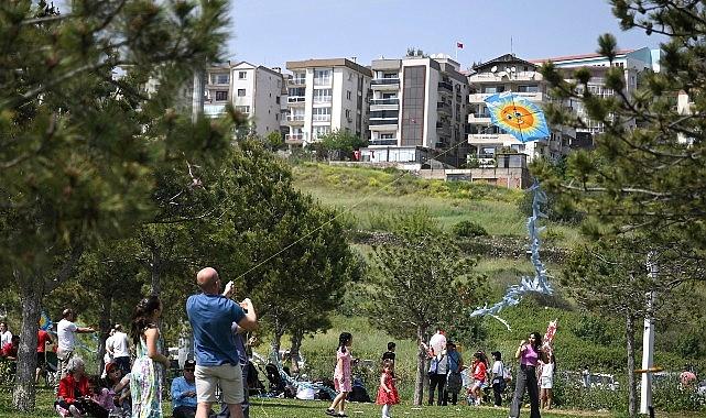 Gökyüzünü Renklerle Ören Şenlik: Uçurtmalarla Dolu Bir 23 Nisan Hikayesi