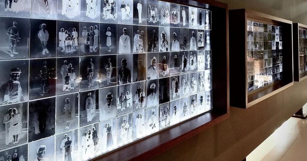 Gölgeyle Işığın Diyaloğu: İzmir’in Hamza Rüstem Fotoğraf Müzesi’nde Zamanın İçinden Yolculuk