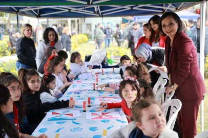 Gülen Çocuklar ve Renkli Şenlik: İzmir Karabağlar’da 23 Nisan Coşkusu