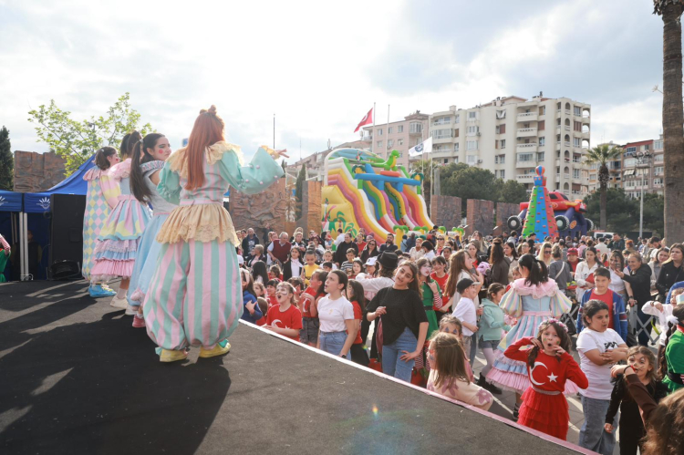 Gülen Çocuklar ve Renkli Şenlik: İzmir Karabağlar’da 23 Nisan Coşkusu