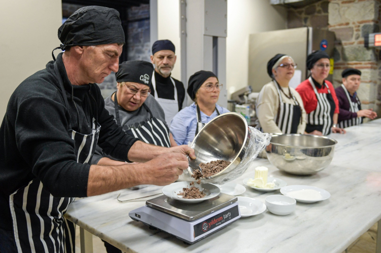 Halkapınar’ın Meslek Fabrikası Sesi Susuldu: Kurslar ve Umutlar Durdu, Gelecek İçin Yeni Ufuklar Aranıyor