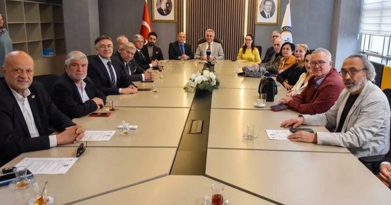 İzmir Demokrasi Üniversitesi’nde Uzundere Vizyonu ve Yapay Zeka Yolculuğu: Eğitimde Yeni Dönem Başlıyor