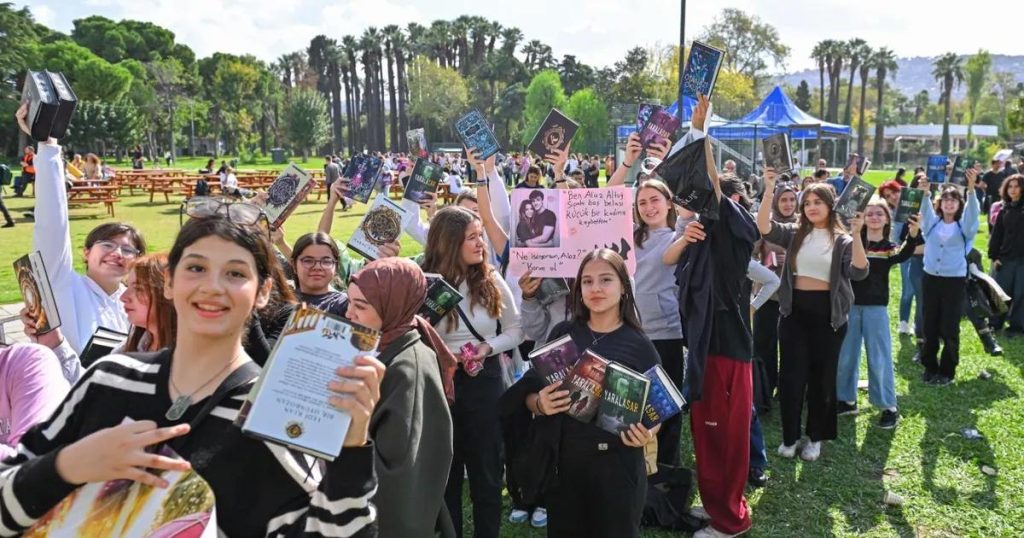 İzmir Kitap Fuarı’nda 10 Günlük Edebiyat Şöleni: Ünlü Yazarlar, Onur Konuğu ve Yaratıcı Sergilerle Okurla Buluşuyor