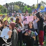 İzmir Kitap Fuarı’nda 10 Günlük Edebiyat Şöleni: Ünlü Yazarlar, Onur Konuğu ve Yaratıcı Sergilerle Okurla Buluşuyor