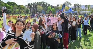 İzmir Kitap Fuarı’nda 10 Günlük Edebiyat Şöleni: Ünlü Yazarlar, Onur Konuğu ve Yaratıcı Sergilerle Okurla Buluşuyor