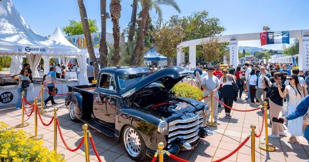İzmir Klasik Otomobillerde Zaman Yolculuğu: 61 Eşsiz Araçla Kültürpark’tan İz Bırakan Pazarlama Serüveni