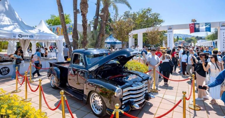 İzmir Klasik Otomobillerde Zaman Yolculuğu: 61 Eşsiz Araçla Kültürpark’tan İz Bırakan Pazarlama Serüveni