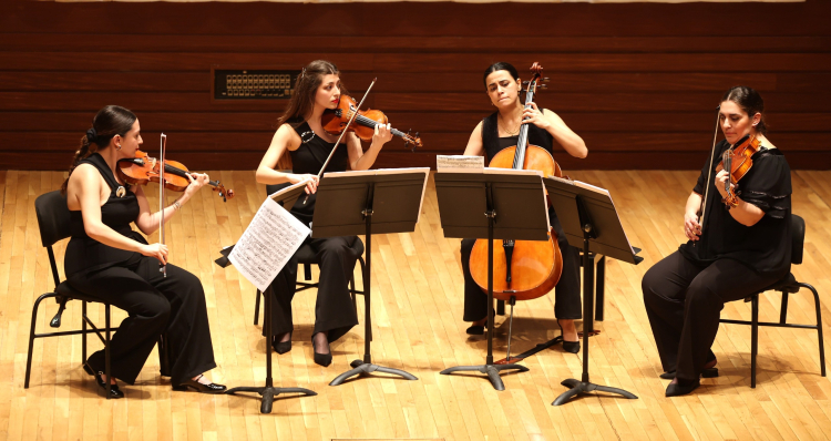 İzmir Oda Orkestrası'nın Büyüleyen Sonbahar Konseri: Beethoven ve Dvořák Seslendi