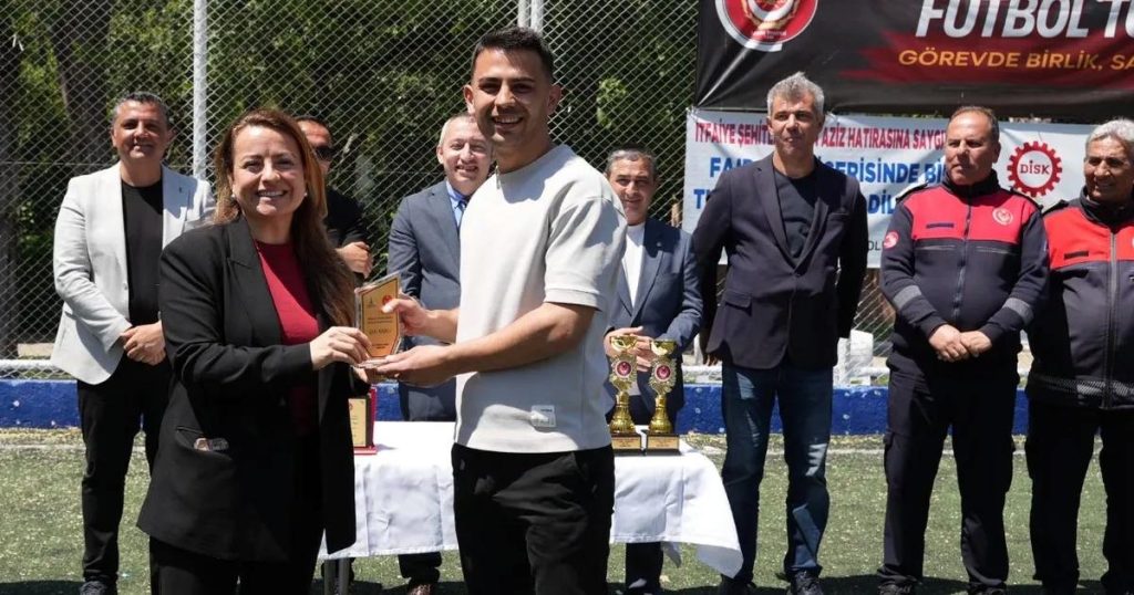 İzmir Şehit İtfaiyeciler İçin Düzenlenen Geleneksel Futbol Turnuvası Şampiyonu Belirlendi