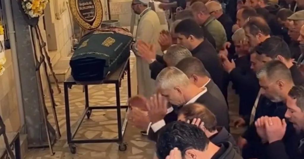 İzmir’de Acı Tören: Genç Üniversite Öğrencisi İçin Ağıtlar İçinde Son Yolculuk