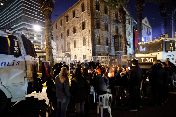 İzmir'de Bina Krizi: Kararlılık ve Dayanışma Rüzgârı Sürüyor, Halkın Binaya Sahip Çıkışı Geceden Sabaha Büyüyor