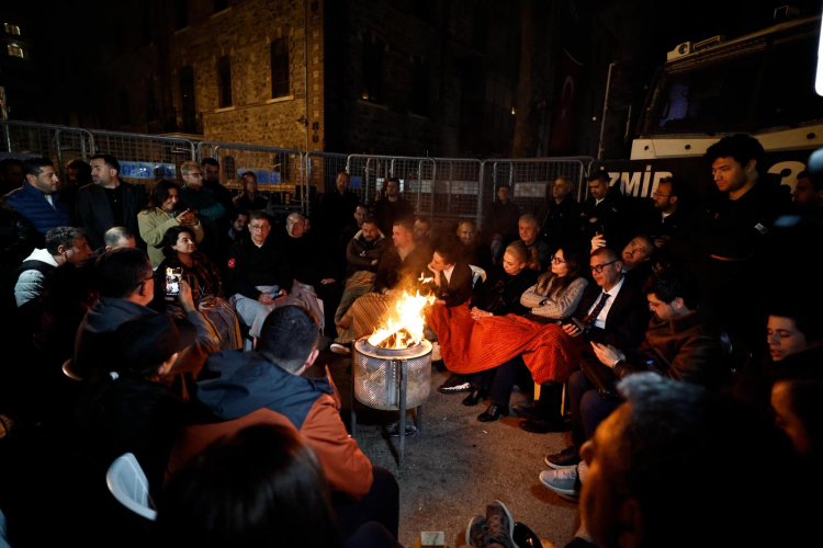 İzmir'de Bina Krizi: Kararlılık ve Dayanışma Rüzgârı Sürüyor, Halkın Binaya Sahip Çıkışı Geceden Sabaha Büyüyor