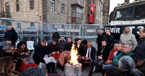 İzmir’de Bina Krizi: Kararlılık ve Dayanışma Rüzgârı Sürüyor, Halkın Binaya Sahip Çıkışı Geceden Sabaha Büyüyor