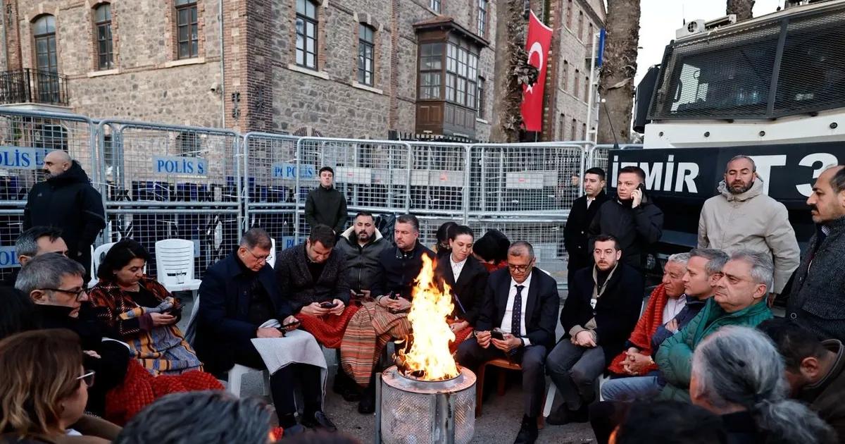 İzmir’de Bina Krizi: Kararlılık ve Dayanışma Rüzgârı Sürüyor, Halkın Binaya Sahip Çıkışı Geceden Sabaha Büyüyor