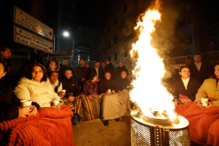 İzmir'de Bina Krizi: Kararlılık ve Dayanışma Rüzgârı Sürüyor, Halkın Binaya Sahip Çıkışı Geceden Sabaha Büyüyor